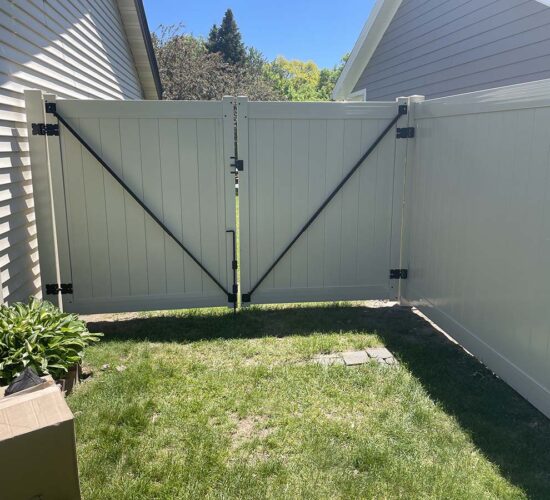 Tan Vinyl Privacy Fence Mn (3)2